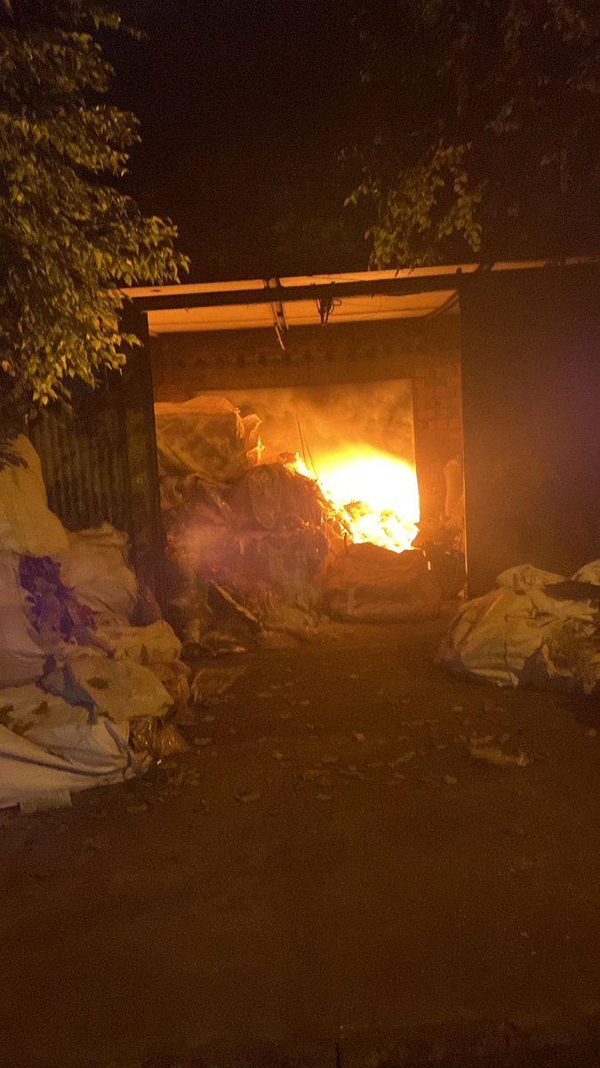 blasito_cuenca's tweet photo. Incendio de gran magnitud en el barrio Rincón de Ñemby varias compañías de bomberos acudieron en el sitio en dónde una recicladora de plásticos ardio intensamente por varias horas https://t.co/bvSzxgITG1