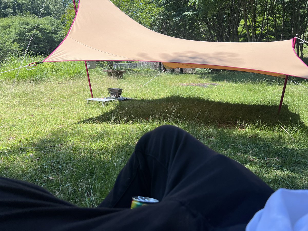 katocamp's tweet photo. タープ張る場所ミスってクソ暑いのでタープの横の木陰に避難してくつろいでるんですよ、どうですか皆さん https://t.co/c6a4xKzvJL