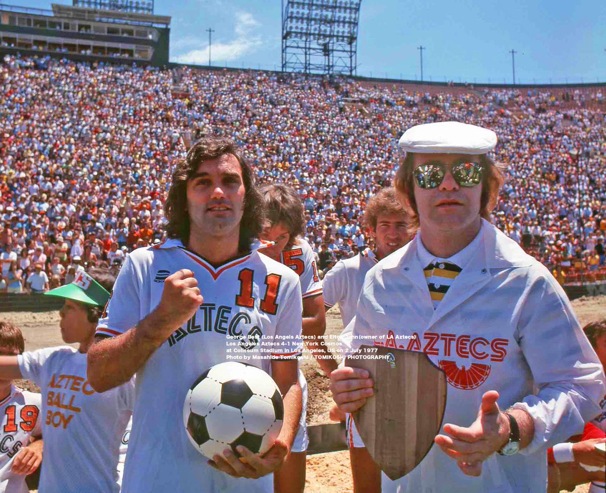 tphoto2005's tweet photo. George Best (Los Angels Aztecs) and Elton John(owner of LA Aztecs)  
Los Angeles Aztecs 4-1 New York Cosmos  
at Coliseum Stadium in Los Angeles, US on 2 July 1977   
Photo by Masahide Tomikoshi / TOMIKOSHI PHOTOGRAPHY https://t.co/DJjBi5hdok