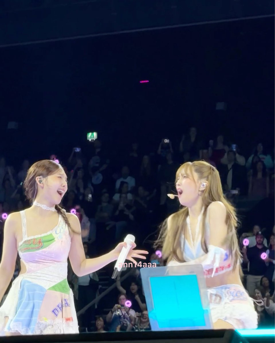ann14aaa's tweet photo. 260531 this is for 

nayeon’s mic hit momo and she can’t stop laughing 

#트와이스 #TWICE 
#나연 #NAYEON 
#모모 #MOMO
#TWICE_THISISFOR_WORLD_TOUR https://t.co/0oqUz5PQ62