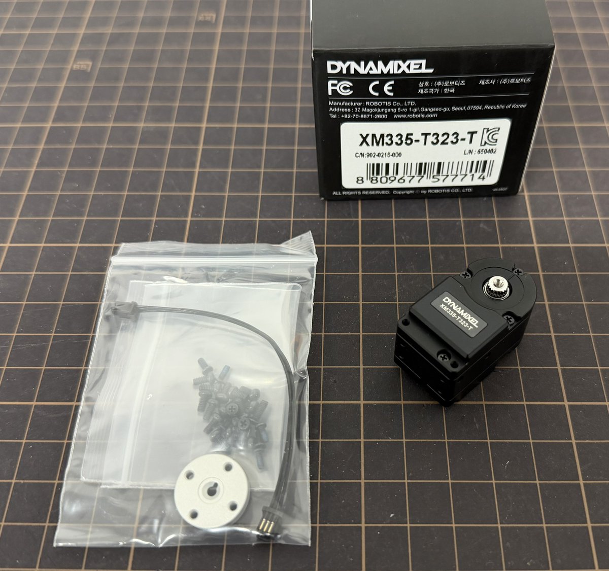ddesign's tweet photo. DYNAMIXELのXM335-T323-Tが届いた．FutabaのRS305CRと幅と長さはほぼ同じだが，高さがちょっと低い．小さくてよい感じ． https://t.co/HHnwxqyVHd