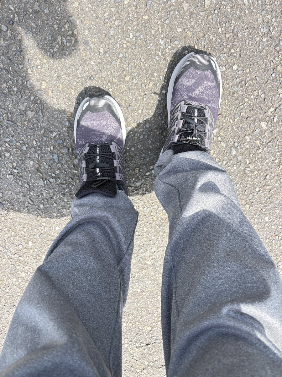 R_makes_rb's tweet photo. 今日から新しいトレラン用のシューズでウォーキング。靴底のクッションが効いていて快適。全足裏が喜んでいる。 https://t.co/wkPSJKewWz
