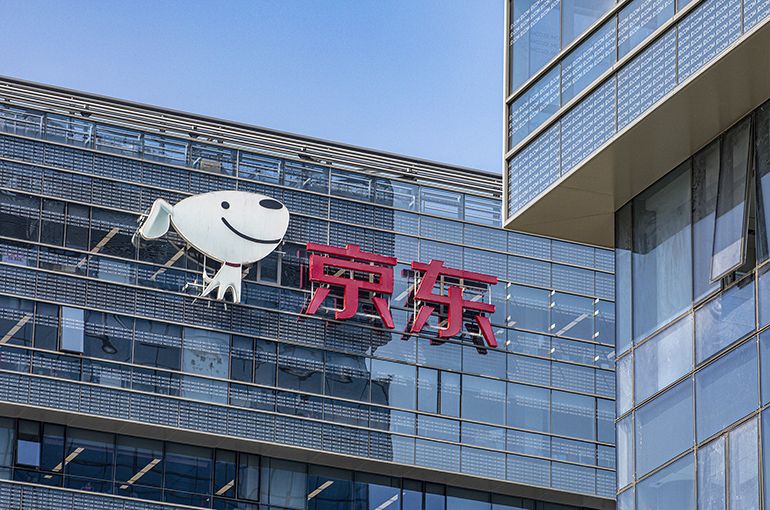 yicaichina's tweet photo. https://t.co/cJfWCi3boR's annual 618 shopping festival opened on May 30, with the number of new merchants participating surging over 62% from last year’s edition, according to the Chinese e-commerce giant. In the first four hours, 51 new merchants achieved sales of more than CNY10 million (USD1.5 million), while 1,516 ones of over CNY1 million (USD147,790). @JD_Corporate