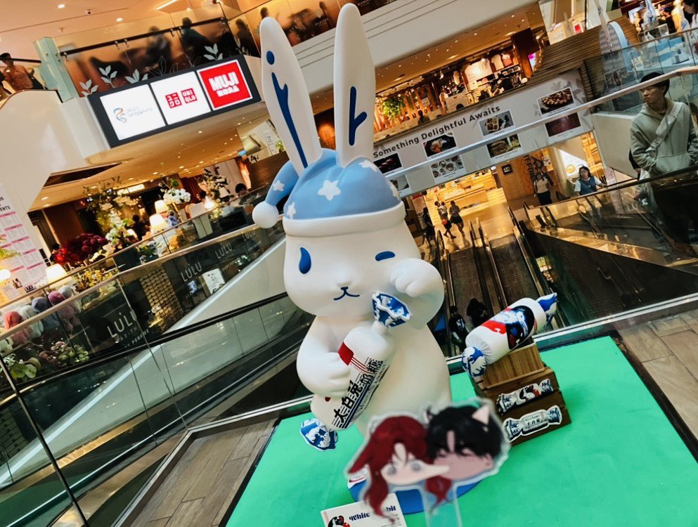 yarnandkitty's tweet photo. yesterday after brunch while running errands, we came past Grogu and said our hellos to the cute child! (saw the fantastic movie 5 days ago, last Wed).
We came by the famous “white rabbit” - my childhood fave sweets!

#상수리나무아래 
#オーク樹のした 
#undertheoaktree
#橡树之下 https://t.co/O5lsPFWui4