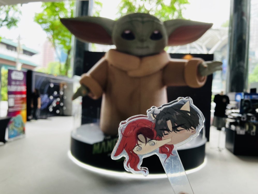 yarnandkitty's tweet photo. yesterday after brunch while running errands, we came past Grogu and said our hellos to the cute child! (saw the fantastic movie 5 days ago, last Wed).
We came by the famous “white rabbit” - my childhood fave sweets!

#상수리나무아래 
#オーク樹のした 
#undertheoaktree
#橡树之下 https://t.co/O5lsPFWui4