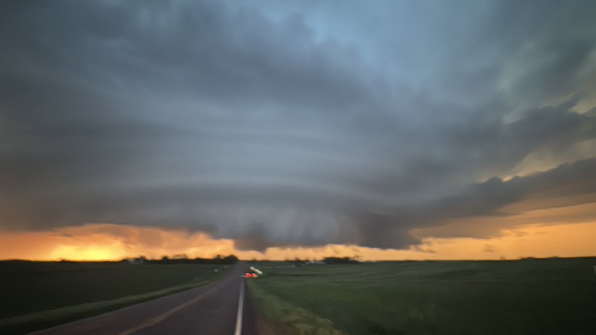 aresel_'s tweet photo. TORNADO in progress south of Worthing, SD!!! https://t.co/nXKFJW6QXB