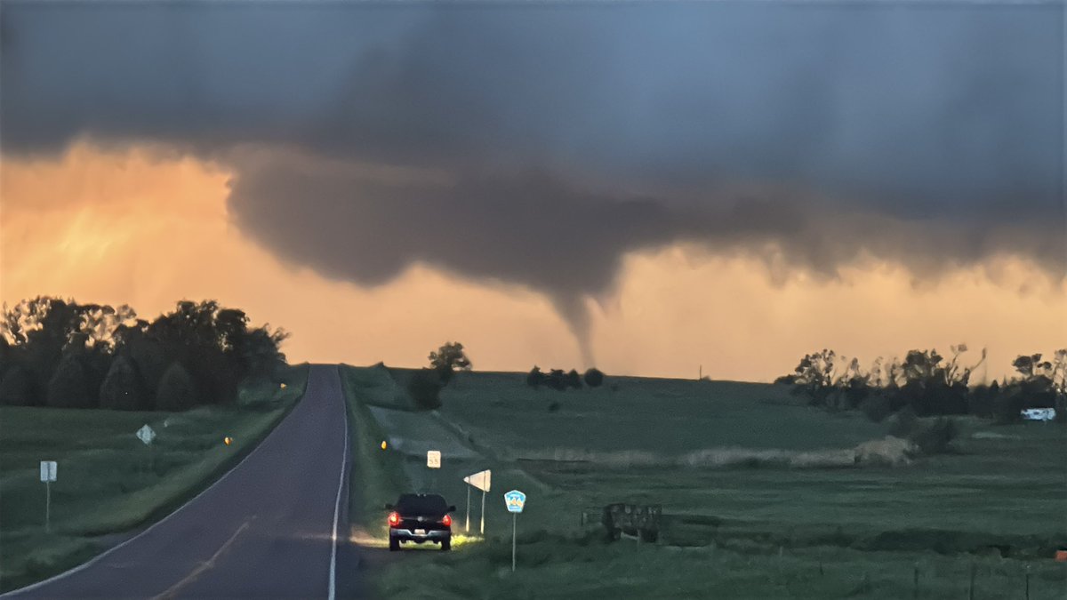 aresel_'s tweet photo. TORNADO in progress south of Worthing, SD!!! https://t.co/nXKFJW6QXB