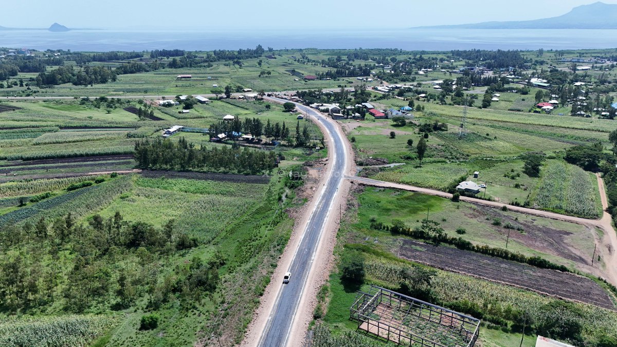 ray_omollo's tweet photo. Homa Bay County has witnessed a remarkable transformation since H.E. President @WilliamsRuto assumed office, with renewed focus on infrastructure, the Blue Economy, trade and tourism unlocking new economic frontiers along the Lake Victoria corridor.

The upgrading of rural roads such as the Wahambla–Nyalkinyi–Imbo (D1351) Road demonstrates this broader shift towards inclusive growth and strengthened local connectivity.

The project, designed and overseen by the Kenya Rural Roads Authority (@KeRRA_Ke) under full National Government funding, is being upgraded to bitumen standards to address long-standing transport bottlenecks and stimulate economic activity in the region.

The upgrade also introduces modern drainage systems to mitigate historical flooding and seasonal washouts that often disrupted mobility. This will ensure all-weather accessibility, enhance connectivity between Wahambla, Nyalkinyi and Imbo and integrate these trading centres more efficiently into the Homa Bay Town network. 

In turn, farmers, traders and fisherfolk will benefit from faster market access, reduced transport costs and improved efficiency in moving goods linked to agriculture and the Blue Economy.

To support smooth implementation, the State Department for Internal Security and National Administration is coordinating local administrative structures, facilitating community engagement during construction works and working with security agencies to ensure uninterrupted project delivery along the corridor.