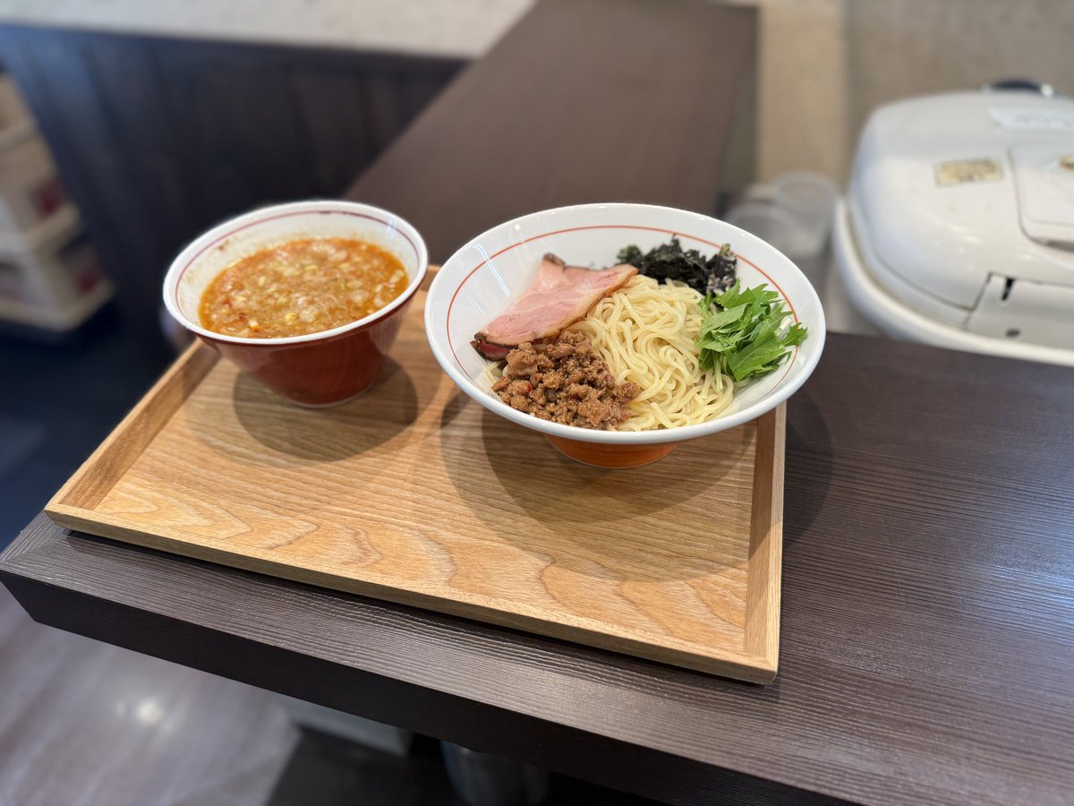 Kj66P's tweet photo. 6月1日(月)
ざる台湾が終了しまして、
ざる台湾の変形バージョンになりますが
本日から

商品名
「東証一部上場企業のゴマすり係長

ゴマをすってでも出世コースを維持しなければいけない企業戦士には、
家族を守る為にどうしてもそうしなければいけない理由があった……

その秘めた理由とは…」

を始めます。
日本一長いラーメンの商品名として、
ギネスに申請しようか迷っています。

よろしくお願いします。