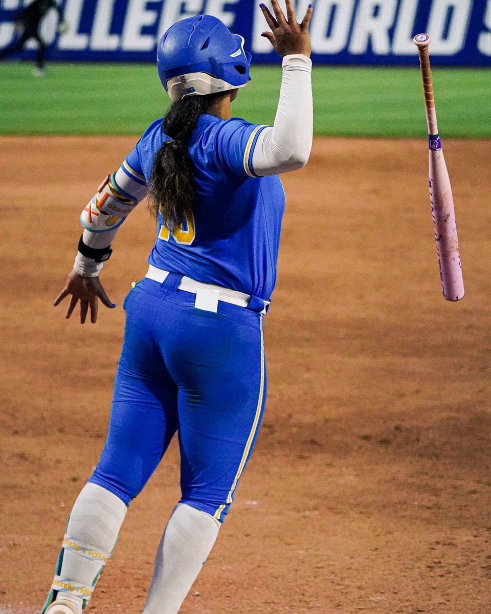 B1Gsoftball's tweet photo. JORDAN WOOLERY MAGIC 🪄 

@UCLASoftball is tied up with Texas Tech 🐻 https://t.co/45oodHuzI9