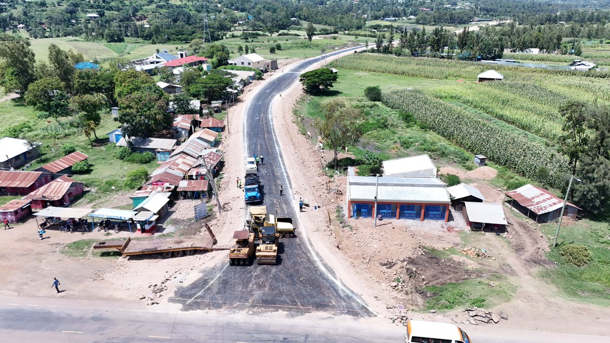 ray_omollo's tweet photo. Homa Bay County has witnessed a remarkable transformation since H.E. President @WilliamsRuto assumed office, with renewed focus on infrastructure, the Blue Economy, trade and tourism unlocking new economic frontiers along the Lake Victoria corridor.

The upgrading of rural roads such as the Wahambla–Nyalkinyi–Imbo (D1351) Road demonstrates this broader shift towards inclusive growth and strengthened local connectivity.

The project, designed and overseen by the Kenya Rural Roads Authority (@KeRRA_Ke) under full National Government funding, is being upgraded to bitumen standards to address long-standing transport bottlenecks and stimulate economic activity in the region.

The upgrade also introduces modern drainage systems to mitigate historical flooding and seasonal washouts that often disrupted mobility. This will ensure all-weather accessibility, enhance connectivity between Wahambla, Nyalkinyi and Imbo and integrate these trading centres more efficiently into the Homa Bay Town network. 

In turn, farmers, traders and fisherfolk will benefit from faster market access, reduced transport costs and improved efficiency in moving goods linked to agriculture and the Blue Economy.

To support smooth implementation, the State Department for Internal Security and National Administration is coordinating local administrative structures, facilitating community engagement during construction works and working with security agencies to ensure uninterrupted project delivery along the corridor.