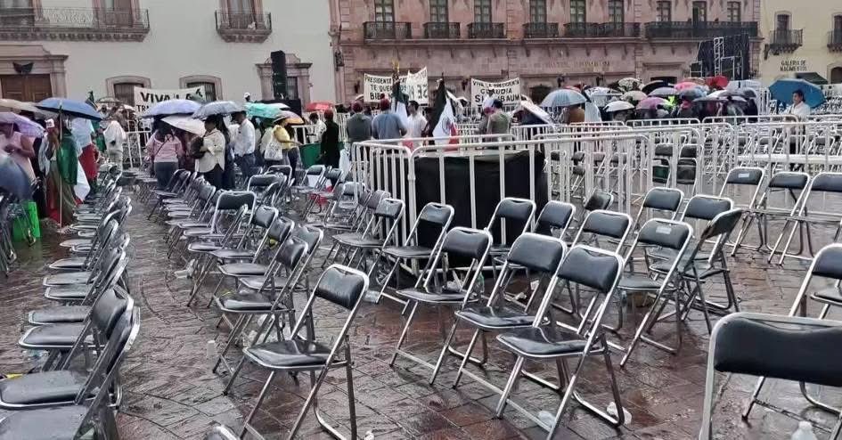 IvanRamos_M's tweet photo. @RocioP1970 @PartidoMorenaMx @AstroLogica__ Exactamente, por eso cuando empezó a llover aquí en Zacatecas todos se fueron. Si hubieran estado ahí por convicción y no por acarreo se hubieran quedado a pesar de la lluvia, pero no fue así. https://t.co/ZwApHkwTLU