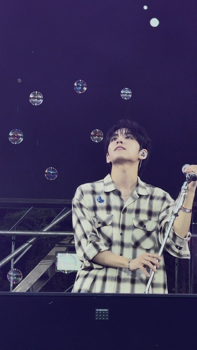 MaximumPIL's tweet photo. It’s like the bubbles were paid actors cos wonpil was so pretty here 🥹💗 https://t.co/4NGsCq4Se4