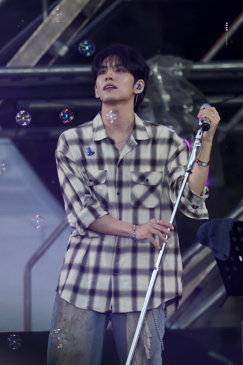 MaximumPIL's tweet photo. It’s like the bubbles were paid actors cos wonpil was so pretty here 🥹💗 https://t.co/4NGsCq4Se4