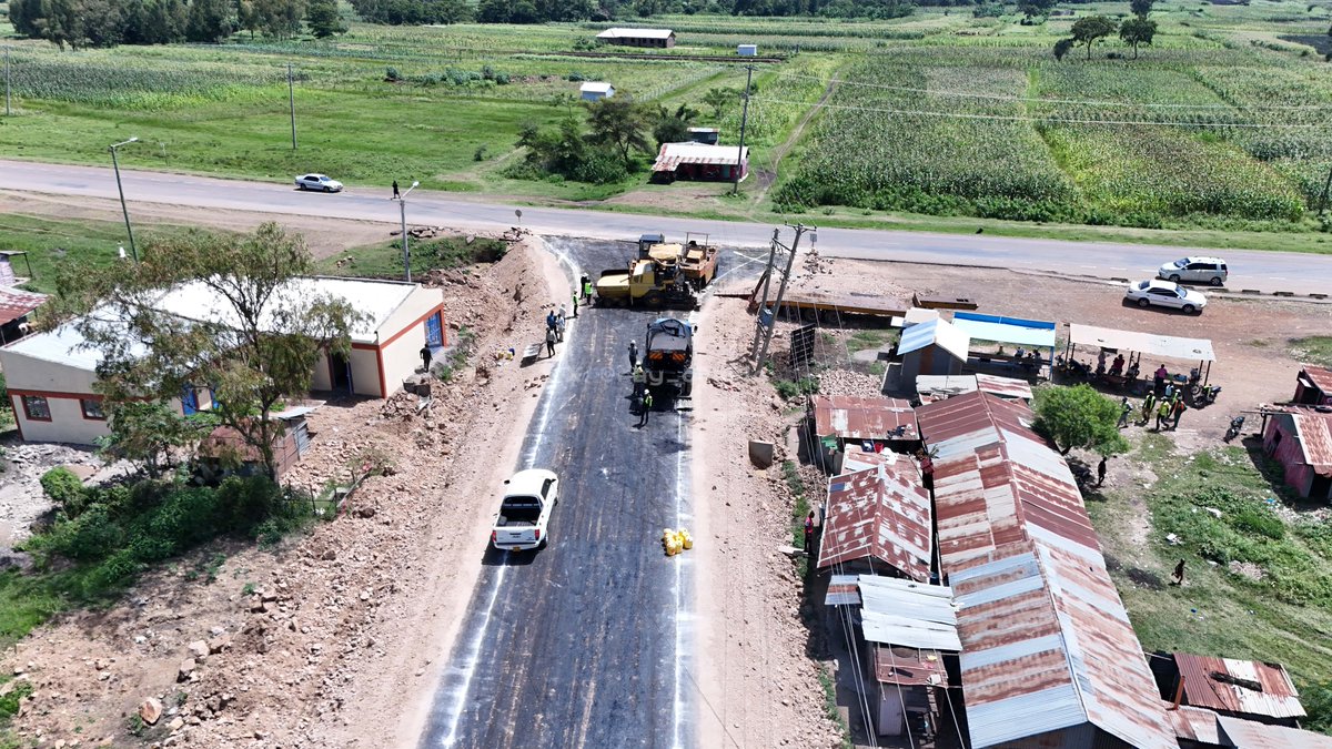 ray_omollo's tweet photo. Homa Bay County has witnessed a remarkable transformation since H.E. President @WilliamsRuto assumed office, with renewed focus on infrastructure, the Blue Economy, trade and tourism unlocking new economic frontiers along the Lake Victoria corridor.

The upgrading of rural roads such as the Wahambla–Nyalkinyi–Imbo (D1351) Road demonstrates this broader shift towards inclusive growth and strengthened local connectivity.

The project, designed and overseen by the Kenya Rural Roads Authority (@KeRRA_Ke) under full National Government funding, is being upgraded to bitumen standards to address long-standing transport bottlenecks and stimulate economic activity in the region.

The upgrade also introduces modern drainage systems to mitigate historical flooding and seasonal washouts that often disrupted mobility. This will ensure all-weather accessibility, enhance connectivity between Wahambla, Nyalkinyi and Imbo and integrate these trading centres more efficiently into the Homa Bay Town network. 

In turn, farmers, traders and fisherfolk will benefit from faster market access, reduced transport costs and improved efficiency in moving goods linked to agriculture and the Blue Economy.

To support smooth implementation, the State Department for Internal Security and National Administration is coordinating local administrative structures, facilitating community engagement during construction works and working with security agencies to ensure uninterrupted project delivery along the corridor.