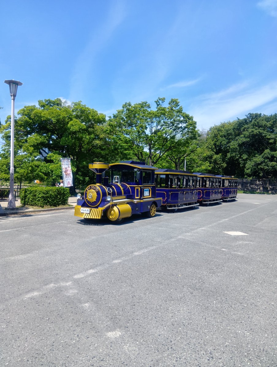it_tenko_keeper's tweet photo. おはようございます。

今日の大阪は、晴れ☀️
6月のスタートは、見事な青空から！✨

今日の大阪城公園は、お堀の水面が鏡のように静かで、大阪城と白い雲がくっきりと映り込んでいました。
レトロで可愛らしいロードトレインも走っていました。新緑の中を走る姿は絵になりますね。

今週も1週間、お仕事頑張りましょう👍

#大阪の天気 #大阪城 #イマソラ #企業公式さんとつながりたい