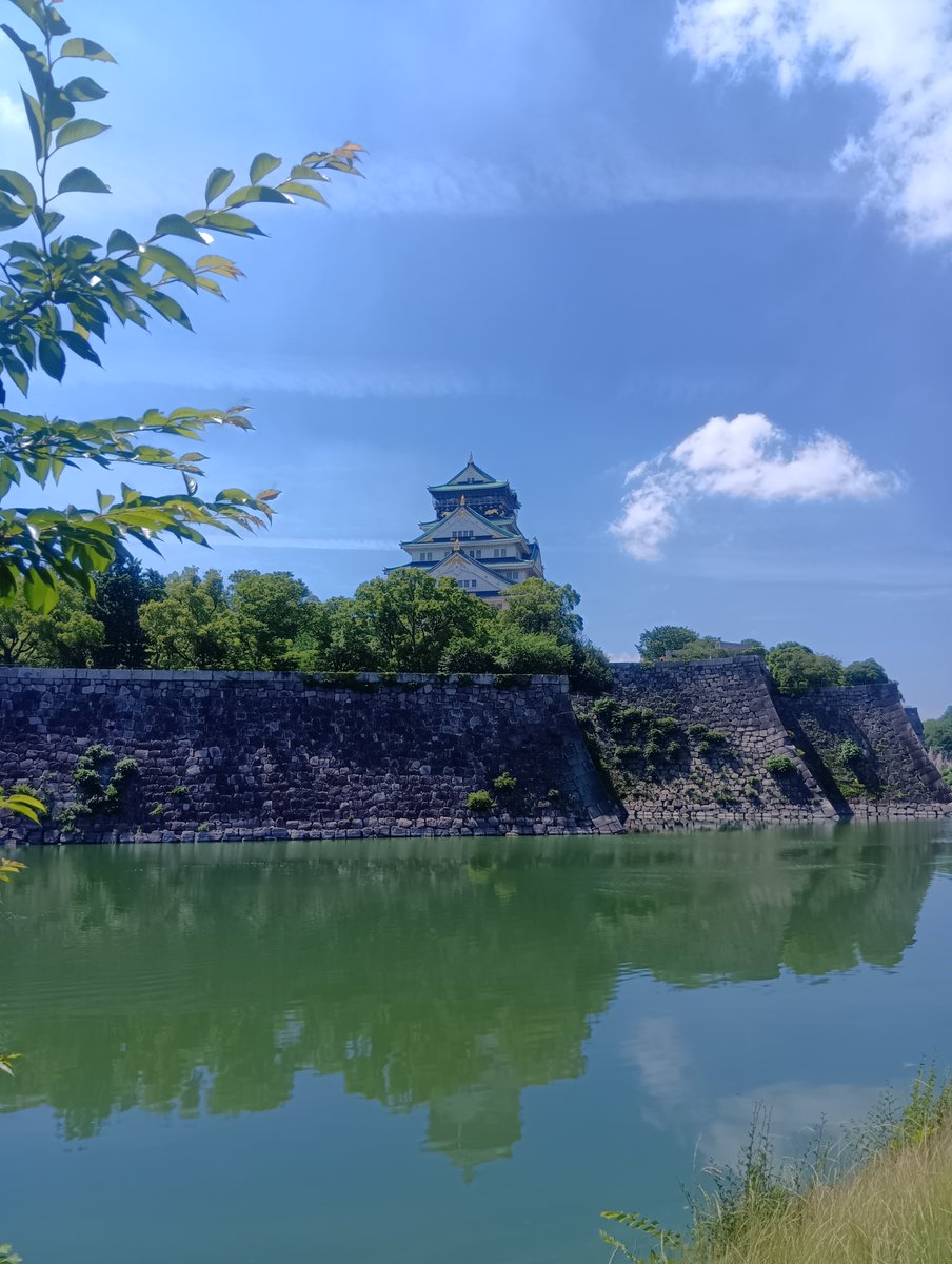 it_tenko_keeper's tweet photo. おはようございます。

今日の大阪は、晴れ☀️
6月のスタートは、見事な青空から！✨

今日の大阪城公園は、お堀の水面が鏡のように静かで、大阪城と白い雲がくっきりと映り込んでいました。
レトロで可愛らしいロードトレインも走っていました。新緑の中を走る姿は絵になりますね。

今週も1週間、お仕事頑張りましょう👍

#大阪の天気 #大阪城 #イマソラ #企業公式さんとつながりたい