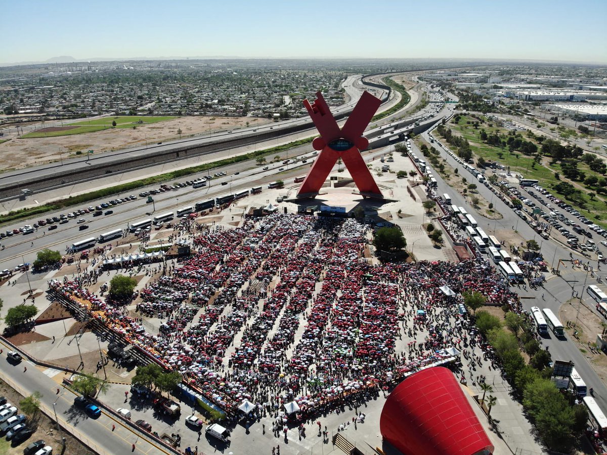 epigmenioibarra's tweet photo. Miren nada más que maravilla.

Allá en la línea; en Ciudad Juárez.

En la Plaza de la Mexicanidad 40 mil mexicanas y mexicanos respondieron al llamado de la 1era PresidentA y ComandantA Suprema en nuestra historia.

La patria se ama y se defiende! https://t.co/BlfQ89LLtm