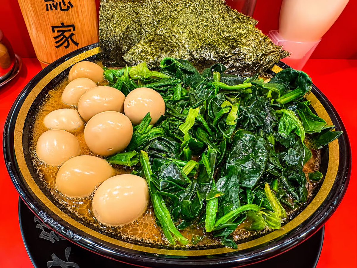 kudo_pon's tweet photo. 東京・神田に新オープンした家系ラーメン屋「大総家」うっめえ！ ラーメン二郎系「盛太郎」跡地で営業！ スープがたっぷり染み込んだほうれん草とウズラに極ニンニクとオロシニンニクのせて食べると最高オブ最高！ ウズラとほうれん草は神、いわゆるゴッド！ うまいうますぎる！ ごちそうさまでした！ https://t.co/16XRwcoxep