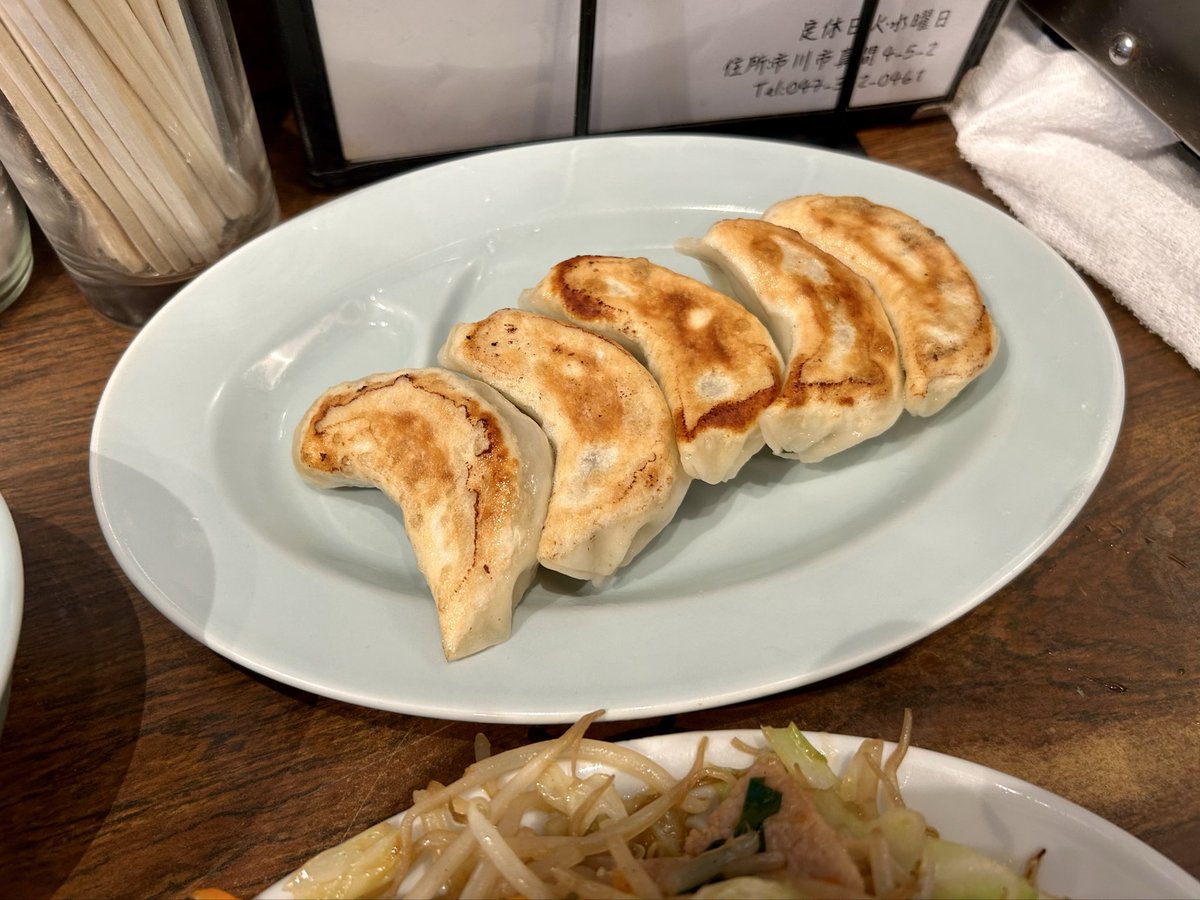 ab85484275's tweet photo. 地元の町中華・芙蓉亭で野菜炒め＋餃子＋ライス。創業65年でテレビ紹介多数の大人気店。料理の鉄人・陳健一先生直伝の麻婆豆腐と迷ったけど野菜炒めを。メニューの文字は陳先生筆。ボリュームがあって食べ切れるか焦ったけど完食。大満足。 https://t.co/Od83H3vARP
