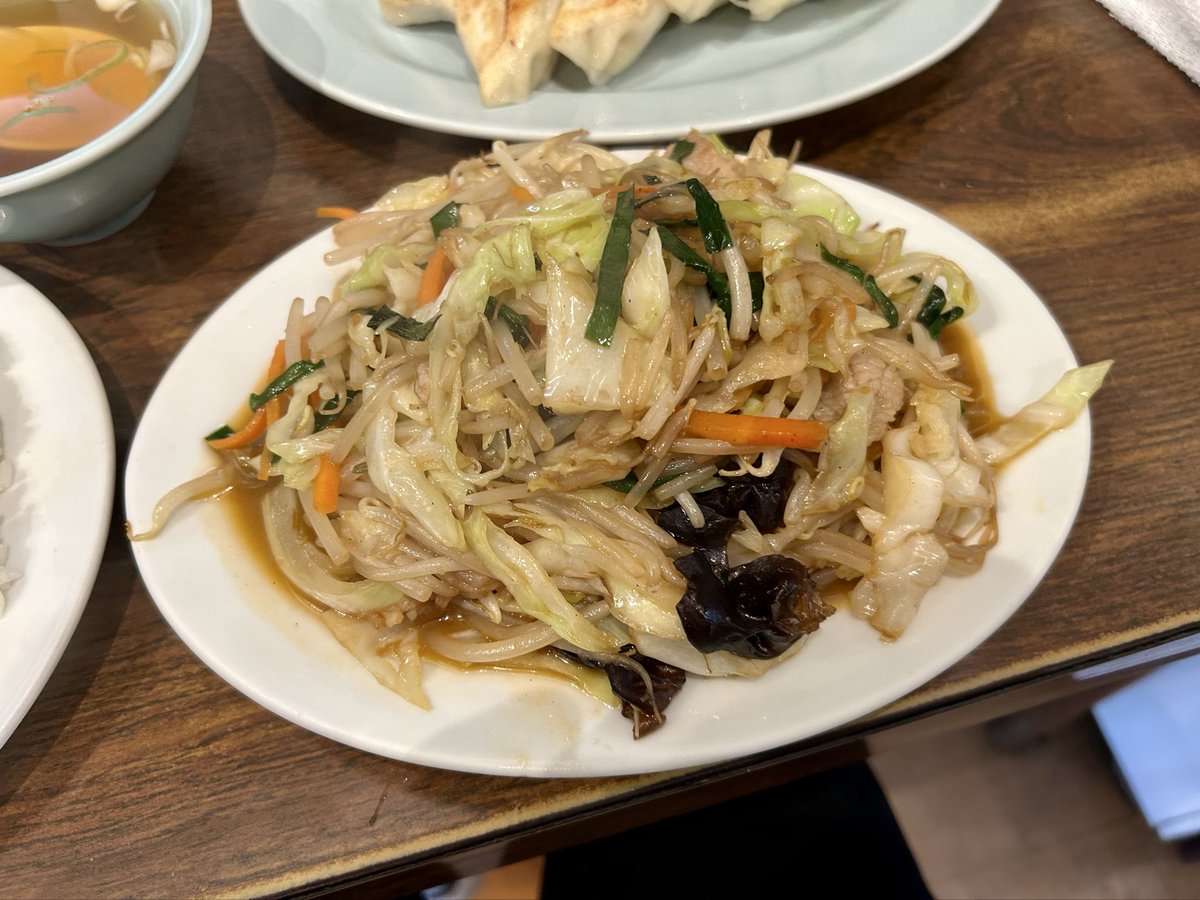 ab85484275's tweet photo. 地元の町中華・芙蓉亭で野菜炒め＋餃子＋ライス。創業65年でテレビ紹介多数の大人気店。料理の鉄人・陳健一先生直伝の麻婆豆腐と迷ったけど野菜炒めを。メニューの文字は陳先生筆。ボリュームがあって食べ切れるか焦ったけど完食。大満足。 https://t.co/Od83H3vARP