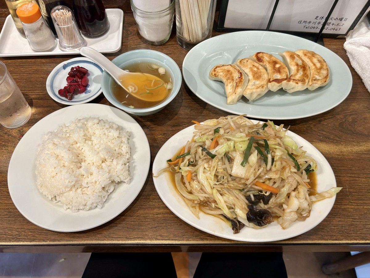 ab85484275's tweet photo. 地元の町中華・芙蓉亭で野菜炒め＋餃子＋ライス。創業65年でテレビ紹介多数の大人気店。料理の鉄人・陳健一先生直伝の麻婆豆腐と迷ったけど野菜炒めを。メニューの文字は陳先生筆。ボリュームがあって食べ切れるか焦ったけど完食。大満足。 https://t.co/Od83H3vARP