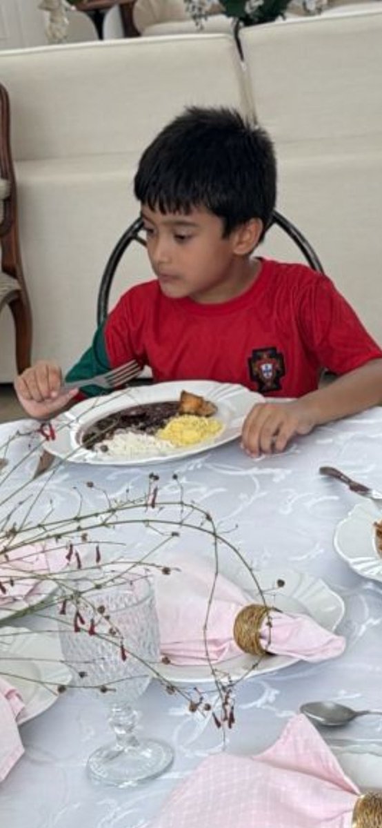 ThomazAbdalla's tweet photo. PARABÉNS pro meu Afilhado Thomas Davi 🎉  

*Para Thomas Davi Bezerra Cabral Marques, 8 anos de luz*

Oito anos de sorrisos e travessura,  
De carinho grande e doce aventura.  
Dindinho te abraça hoje com emoção:  
Feliz aniversário, meu campeão!

Thomaz Abdalla ⚘️ https://t.co/13IPL1x6bI