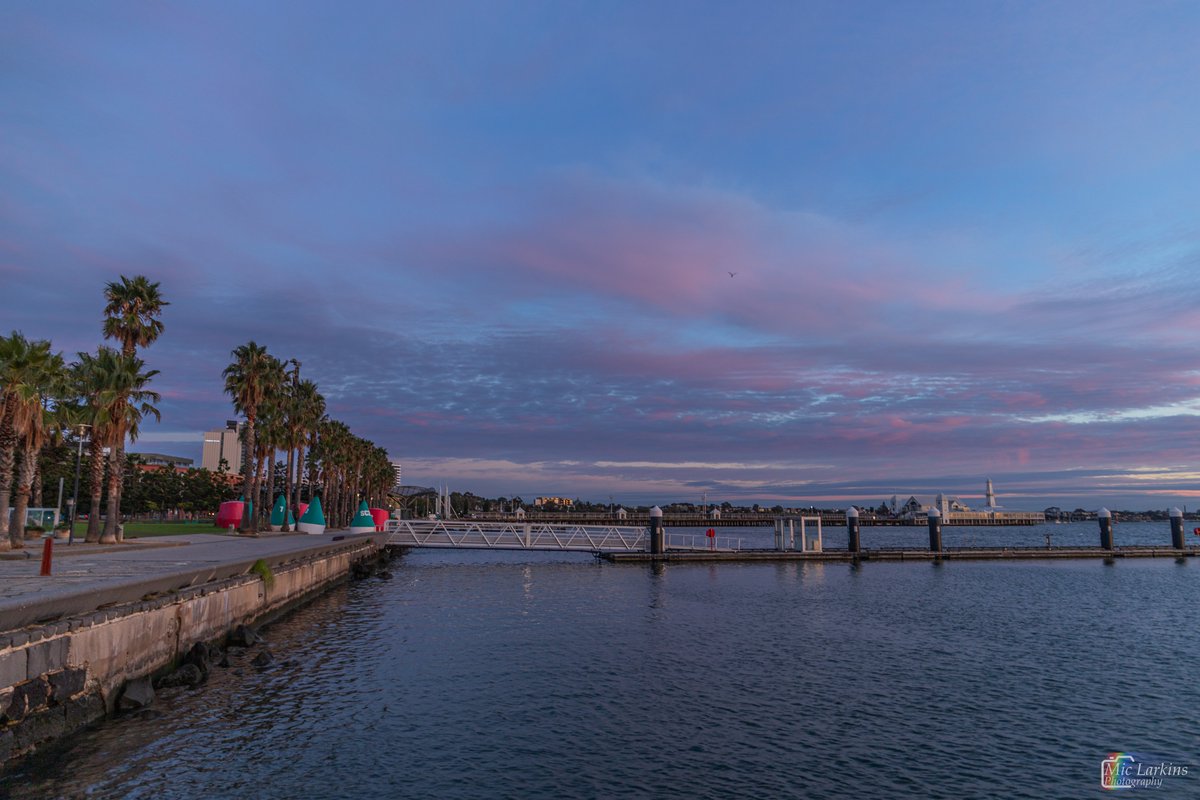 MicLarkinsPhoto's tweet photo. Geelong Waterfront 01/06/2026 1st day of Winter  #mygeelong #geelong #EasternBeach #janesweather #willyweather #abcweather #livelovegeelong #miclarkinsphotography
@GreaterGeelong @CanonAustralia @WillyWeather
@GeelongBella @abcnews https://t.co/D4UuEtEQyH