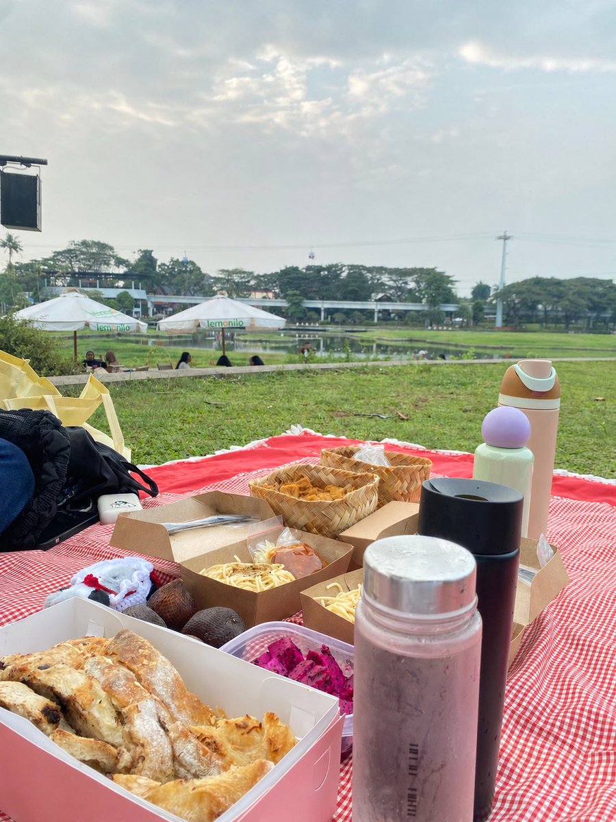 erine_as's tweet photo. picnic day!! 𐙚⋆°｡⋆♡ https://t.co/VmC5kZf5Ve