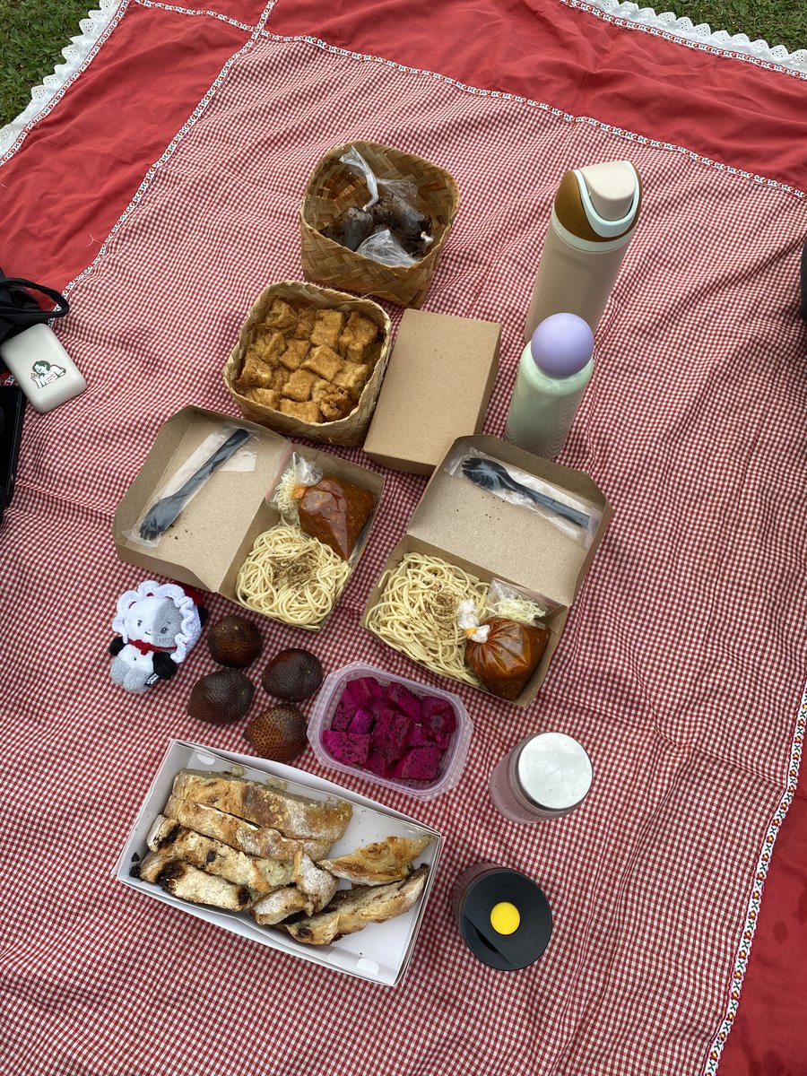 erine_as's tweet photo. picnic day!! 𐙚⋆°｡⋆♡ https://t.co/VmC5kZf5Ve