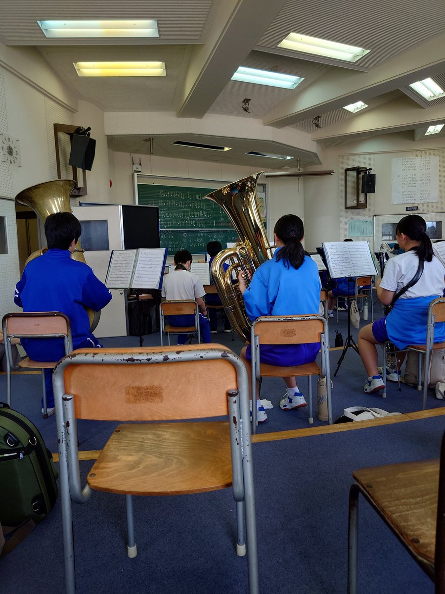 oyabeshisui's tweet photo. ５月、最後の日曜日
まずは中学校からスタート！
合奏の前にパート練習をしましたが
問題山積み、、、
なんとかせねば(^_^;)
夜は楽団の練習。
久しぶりにホールを借りて合奏。
本番のシュミレーション
少しはできたかな？

6/7 (日)
中学校は午前中
楽団は午後
砺波市文化会館で
演奏しまーす https://t.co/fKGeFmyH4r