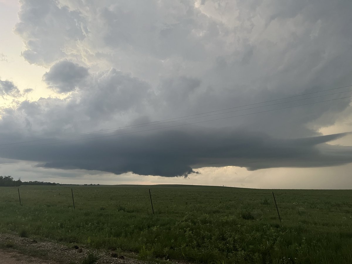 CadeStout's tweet photo. Wall cloud on the storm west of Madison, KS https://t.co/fAWPOISgtm