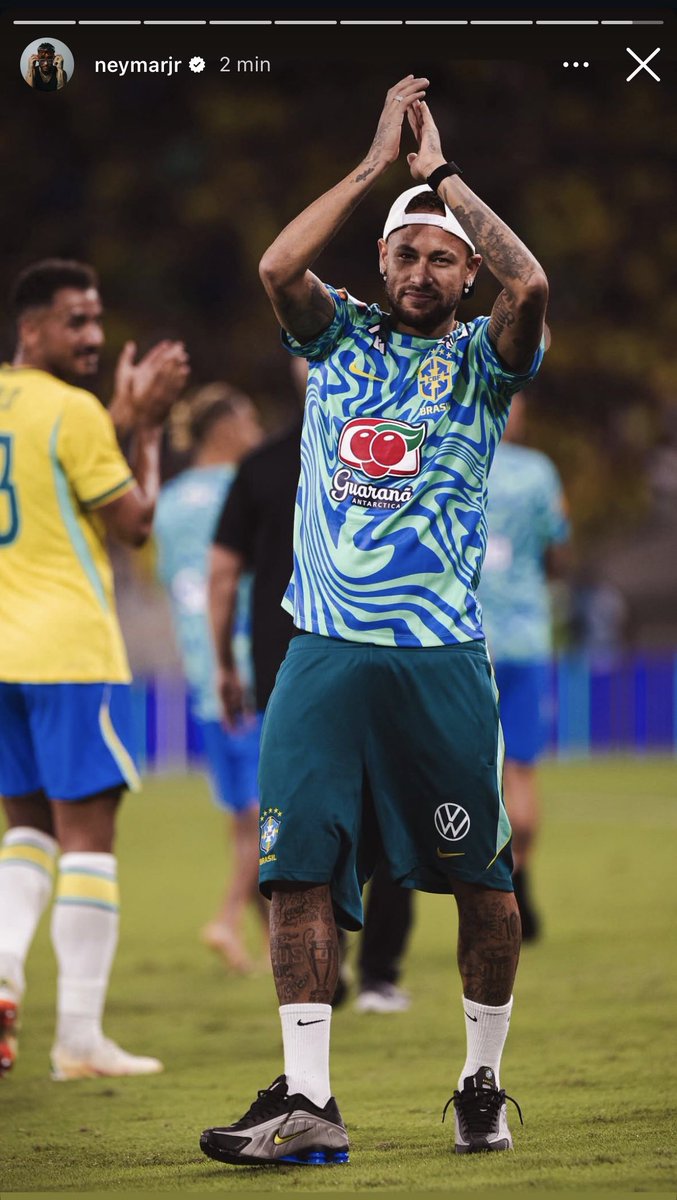 njdmarlon's tweet photo. q isso neymar guardou a taça da copa no shorts https://t.co/HyIqL7mGee