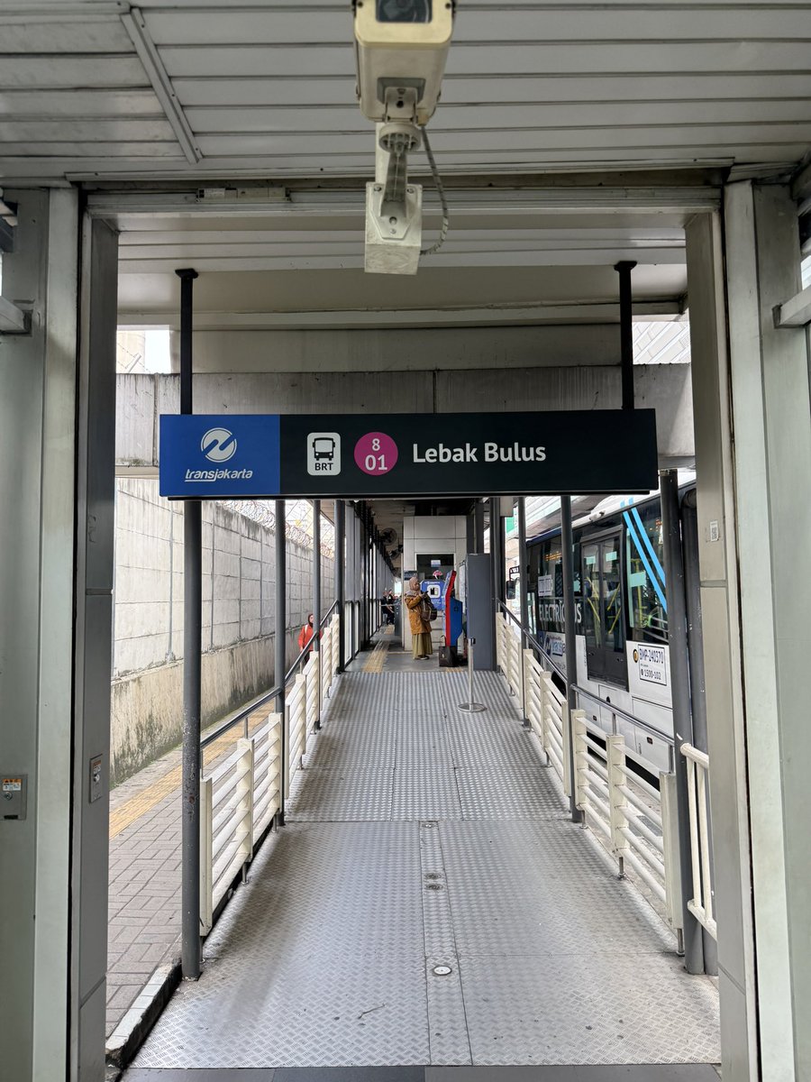 fznvoid's tweet photo. Jujur aja ni gue sebenarnya nggak betah tinggal di Jakarta. Tapi satu hal yang bikin susah pindah hati adalah transportasi umumnya. Walau kadang suka bikin molor karena perbaikan, tetap aja ngebantu banget buat mobilitas https://t.co/hGUoBUUJfA