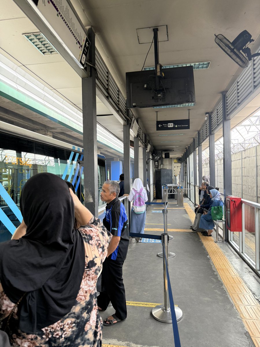 fznvoid's tweet photo. Jujur aja ni gue sebenarnya nggak betah tinggal di Jakarta. Tapi satu hal yang bikin susah pindah hati adalah transportasi umumnya. Walau kadang suka bikin molor karena perbaikan, tetap aja ngebantu banget buat mobilitas https://t.co/hGUoBUUJfA