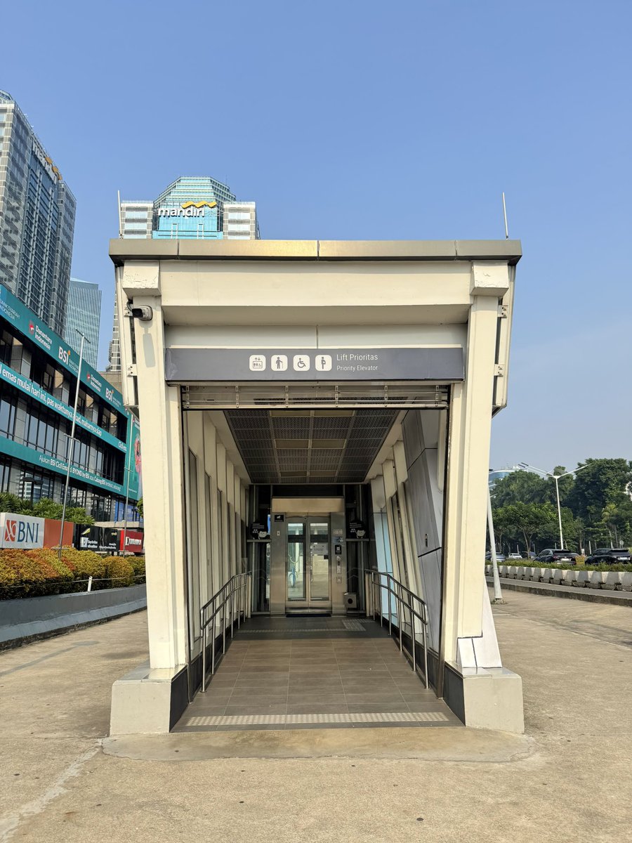 fznvoid's tweet photo. Jujur aja ni gue sebenarnya nggak betah tinggal di Jakarta. Tapi satu hal yang bikin susah pindah hati adalah transportasi umumnya. Walau kadang suka bikin molor karena perbaikan, tetap aja ngebantu banget buat mobilitas https://t.co/hGUoBUUJfA