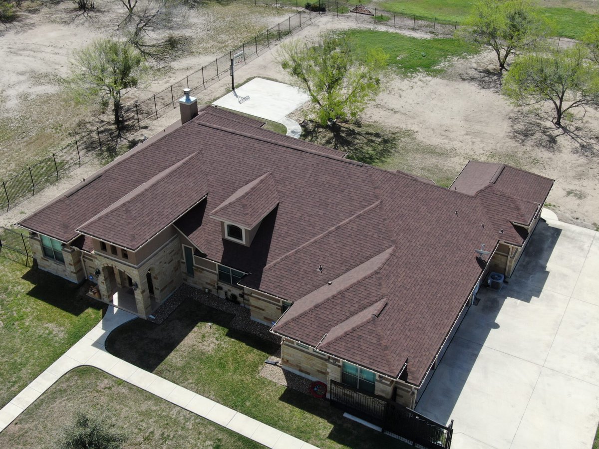 MalarkeyRoofing's tweet photo. Love the look of a classic brown roof? Take a closer look at this recent San Antonio project by the team at Atrium Roofing.

They used our Vista® AR shingles in Antique Brown, which look amazing but are also tough enough to handle crazy Texas weather. Fun side note: because of how these shingles are made, this single roof kept about 2,000 plastic water bottles out of the landfill and is actively helping clean the air.

We talked to the contractor about how the whole system came together—read the quick story on our blog!

Link: https://t.co/THBsEzNLn5