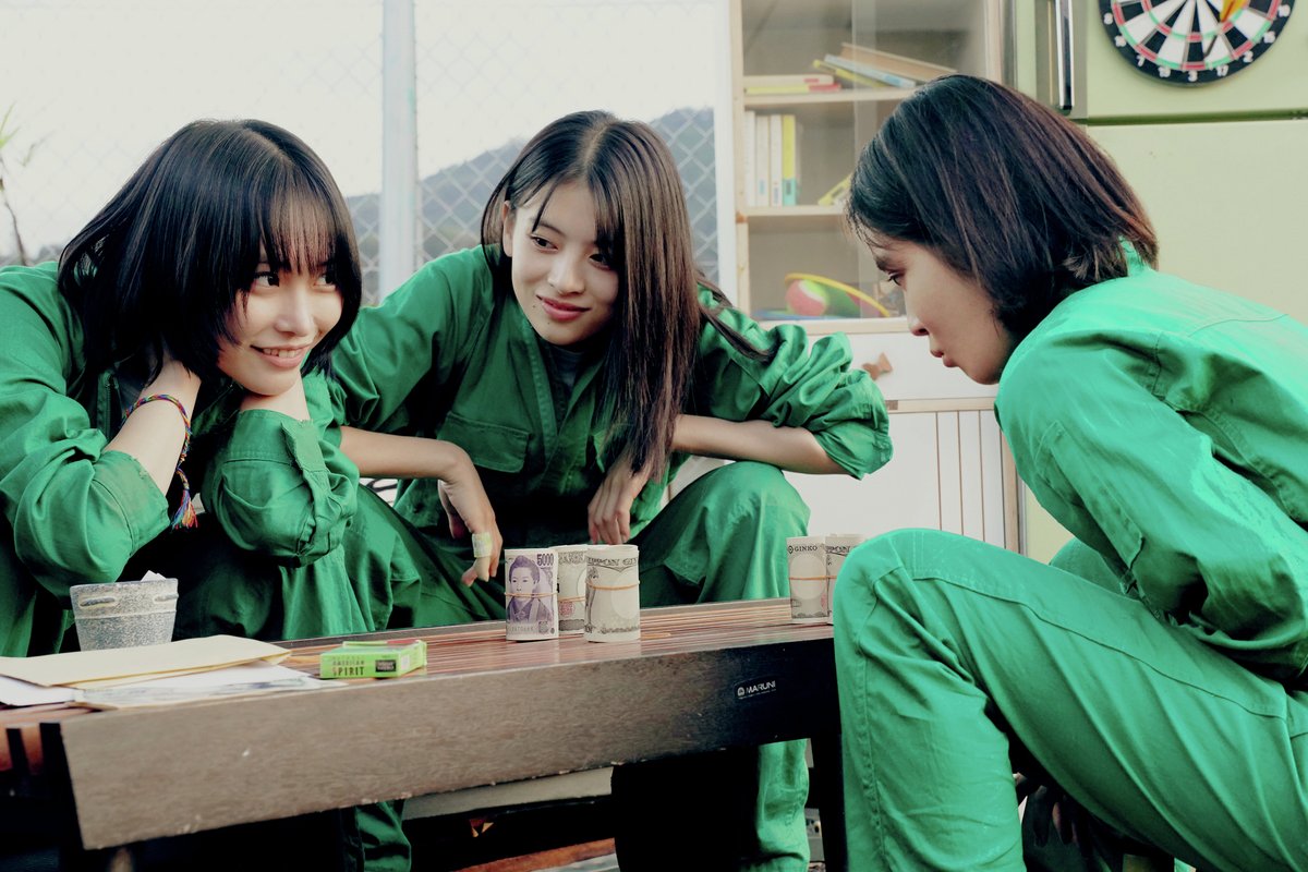 watch_UNEXT's tweet photo. 🌲不適切な青春が始まる🌲
映画『万事快調〈オール・グリーンズ〉』
U-NEXTで独占配信中💁‍♀️

ラッパーを夢見ながらも、学校にも家にも居場所を見いだせず鬱屈とした日々を送る朴秀美。
陸上部のエースで社交的スクールカースト上位に属しながらも、家庭では問題を抱えている映画好きの矢口美流紅。

未来が見えない町で暮らすどん詰まりの日々の中、朴秀美が地元のラッパー佐藤の家で〇〇を手に入れる。その出来事をきっかけに、同級生で漫画に詳しい毒舌キャラ岩隈真子、岩隈の後輩で漫画オタクの藤木漢らを仲間に引き入れ、同好会「オール・グリーンズ」を結成、〇〇の栽培に乗り出す。

人生を諦めるのはまだ早い！自分たちの夢をかなえるために、この町を出ていくには、一攫千金を狙うしかない！
そして、学校の屋上で、禁断の課外活動がはじまる🔥

《出演》
南沙良／出口夏希／吉田美月喜

https://t.co/TCG3G7jtTO