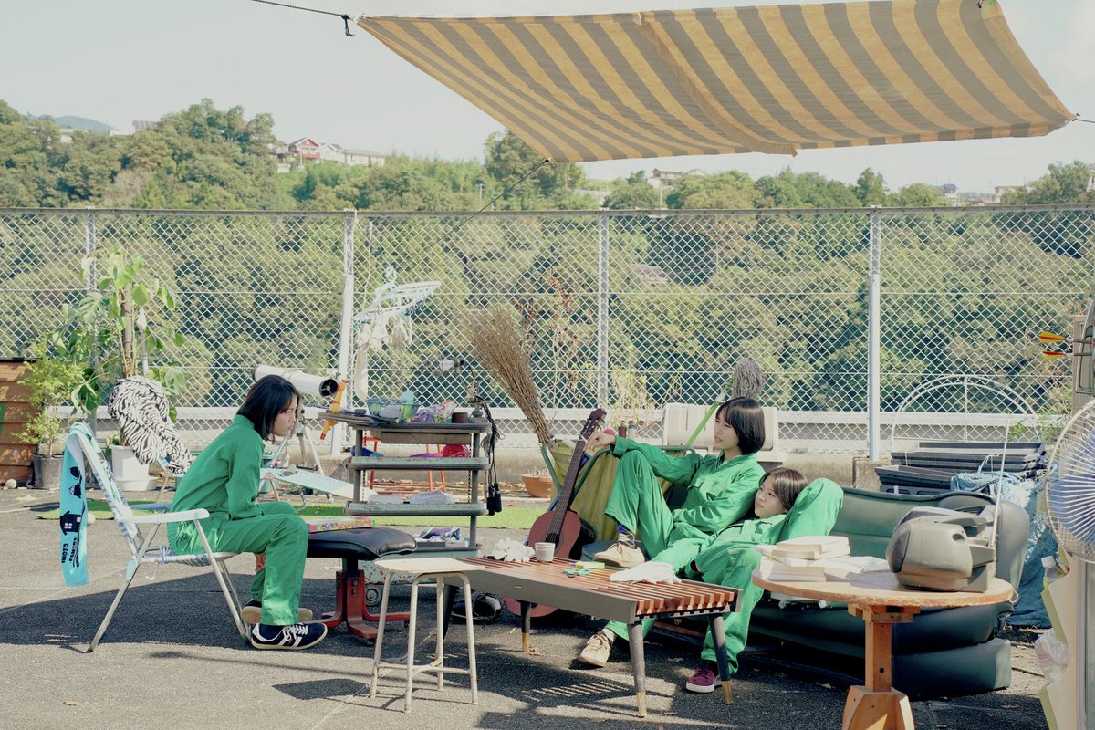 watch_UNEXT's tweet photo. 🌲不適切な青春が始まる🌲
映画『万事快調〈オール・グリーンズ〉』
U-NEXTで独占配信中💁‍♀️

ラッパーを夢見ながらも、学校にも家にも居場所を見いだせず鬱屈とした日々を送る朴秀美。
陸上部のエースで社交的スクールカースト上位に属しながらも、家庭では問題を抱えている映画好きの矢口美流紅。

未来が見えない町で暮らすどん詰まりの日々の中、朴秀美が地元のラッパー佐藤の家で〇〇を手に入れる。その出来事をきっかけに、同級生で漫画に詳しい毒舌キャラ岩隈真子、岩隈の後輩で漫画オタクの藤木漢らを仲間に引き入れ、同好会「オール・グリーンズ」を結成、〇〇の栽培に乗り出す。

人生を諦めるのはまだ早い！自分たちの夢をかなえるために、この町を出ていくには、一攫千金を狙うしかない！
そして、学校の屋上で、禁断の課外活動がはじまる🔥

《出演》
南沙良／出口夏希／吉田美月喜

https://t.co/TCG3G7jtTO