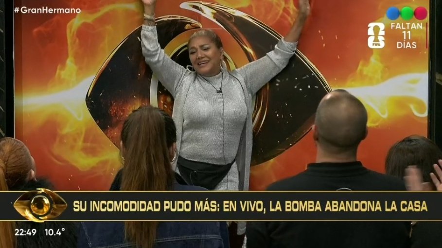 ghermanoar's tweet photo. Todo tan predecible, abandonó el juego #LaBomba (la tendrían que haber expulsado hace días, se cumplió su contrato) y volvió el holograma expulsado a #GranHermano
Le entregan el premio a #Sol o #Emanuel y nos ahorramos 3 meses @SANTIAGODELMORO https://t.co/Q0NyJYr6e7