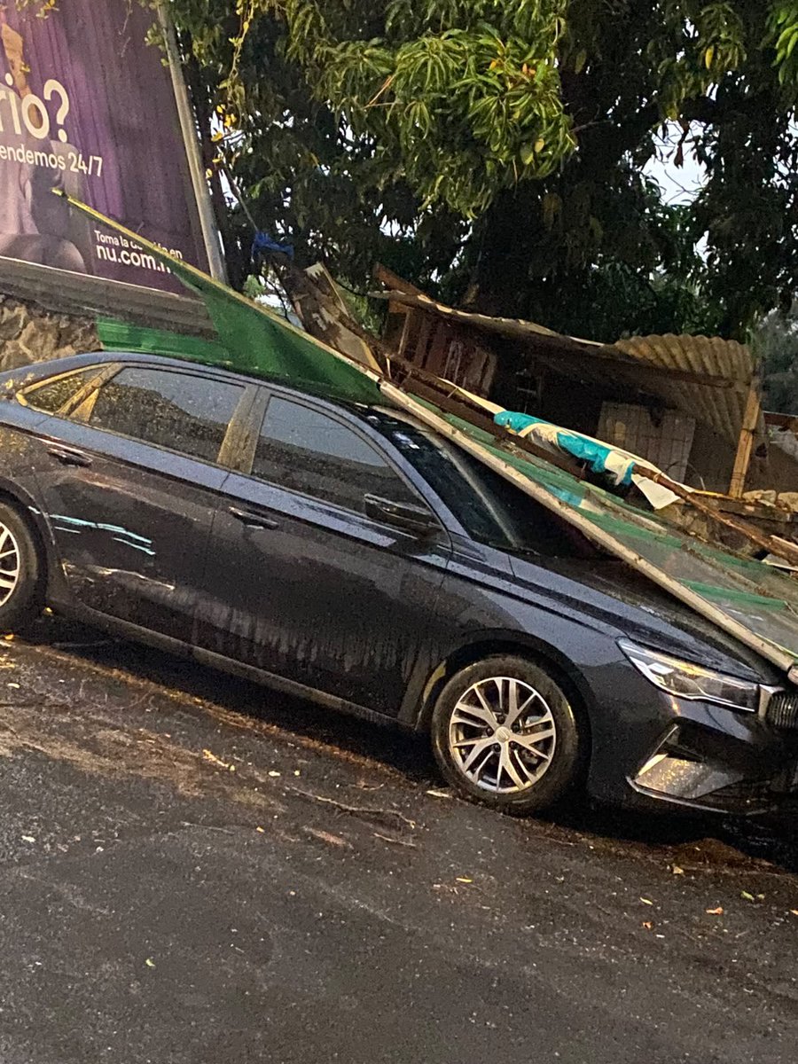 OficialAlcalde's tweet photo. Se cayó el enrejado de un predio ubicado sobre la calle Torres Quintero, entre las calles av Alcalde y Juan Cano.
Solicitamos atentamente el apoyo de @PCYBOMGDL para que realice una inspección y verifique las condiciones de seguridad del predio, @GuadalajaraGob @GobiernoJalisco https://t.co/Yr98qDKVuB