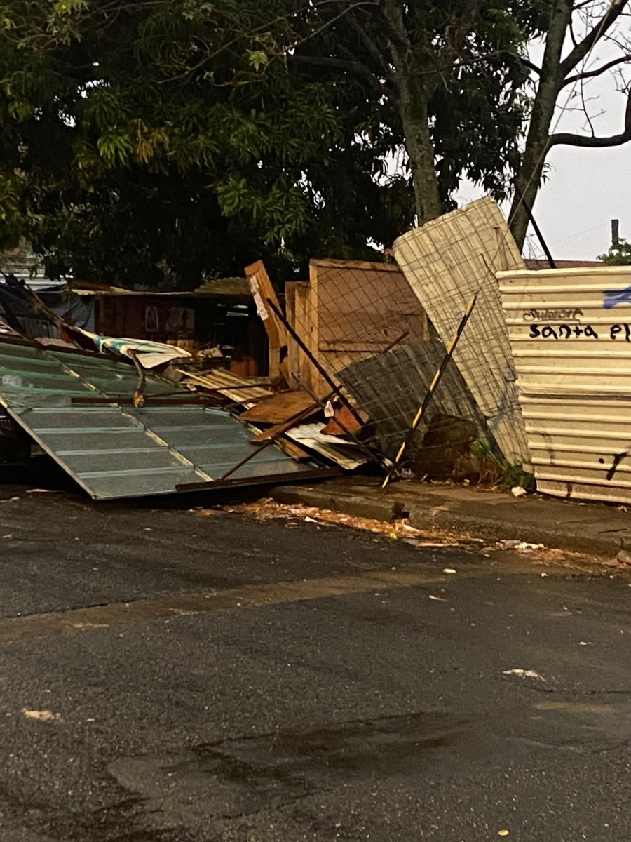 OficialAlcalde's tweet photo. Se cayó el enrejado de un predio ubicado sobre la calle Torres Quintero, entre las calles av Alcalde y Juan Cano.
Solicitamos atentamente el apoyo de @PCYBOMGDL para que realice una inspección y verifique las condiciones de seguridad del predio, @GuadalajaraGob @GobiernoJalisco https://t.co/Yr98qDKVuB