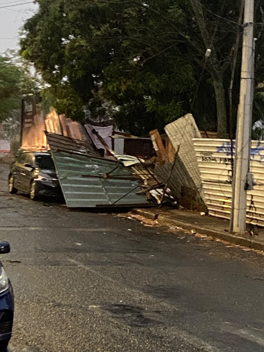 OficialAlcalde's tweet photo. Se cayó el enrejado de un predio ubicado sobre la calle Torres Quintero, entre las calles av Alcalde y Juan Cano.
Solicitamos atentamente el apoyo de @PCYBOMGDL para que realice una inspección y verifique las condiciones de seguridad del predio, @GuadalajaraGob @GobiernoJalisco https://t.co/Yr98qDKVuB