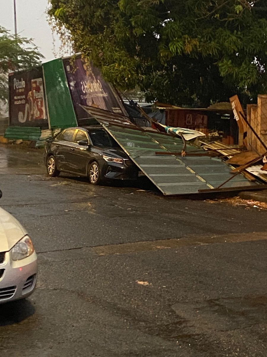 OficialAlcalde's tweet photo. Se cayó el enrejado de un predio ubicado sobre la calle Torres Quintero, entre las calles av Alcalde y Juan Cano.
Solicitamos atentamente el apoyo de @PCYBOMGDL para que realice una inspección y verifique las condiciones de seguridad del predio, @GuadalajaraGob @GobiernoJalisco https://t.co/Yr98qDKVuB