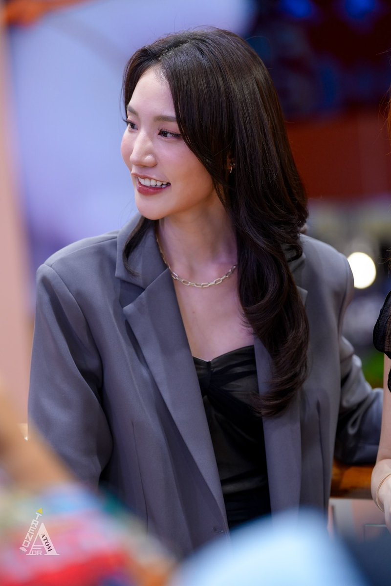 TrendForATOM's tweet photo. บางครั้ง การอยู่ข้าง ๆ กันอย่างเงียบงัน โดยไม่ต้องเอ่ยคำใด ก็เป็นพลังที่อ่อนโยนและเข้มแข็งในตัวเองใช่ไหมค้าบบ 🤍
#atomapcy #mmersedes
#AtomMer #suncloud
#WorldCosplaySummitThailand2026 #GYuCreative #WorldCosplaySummit https://t.co/Bq84JFc0Gl
