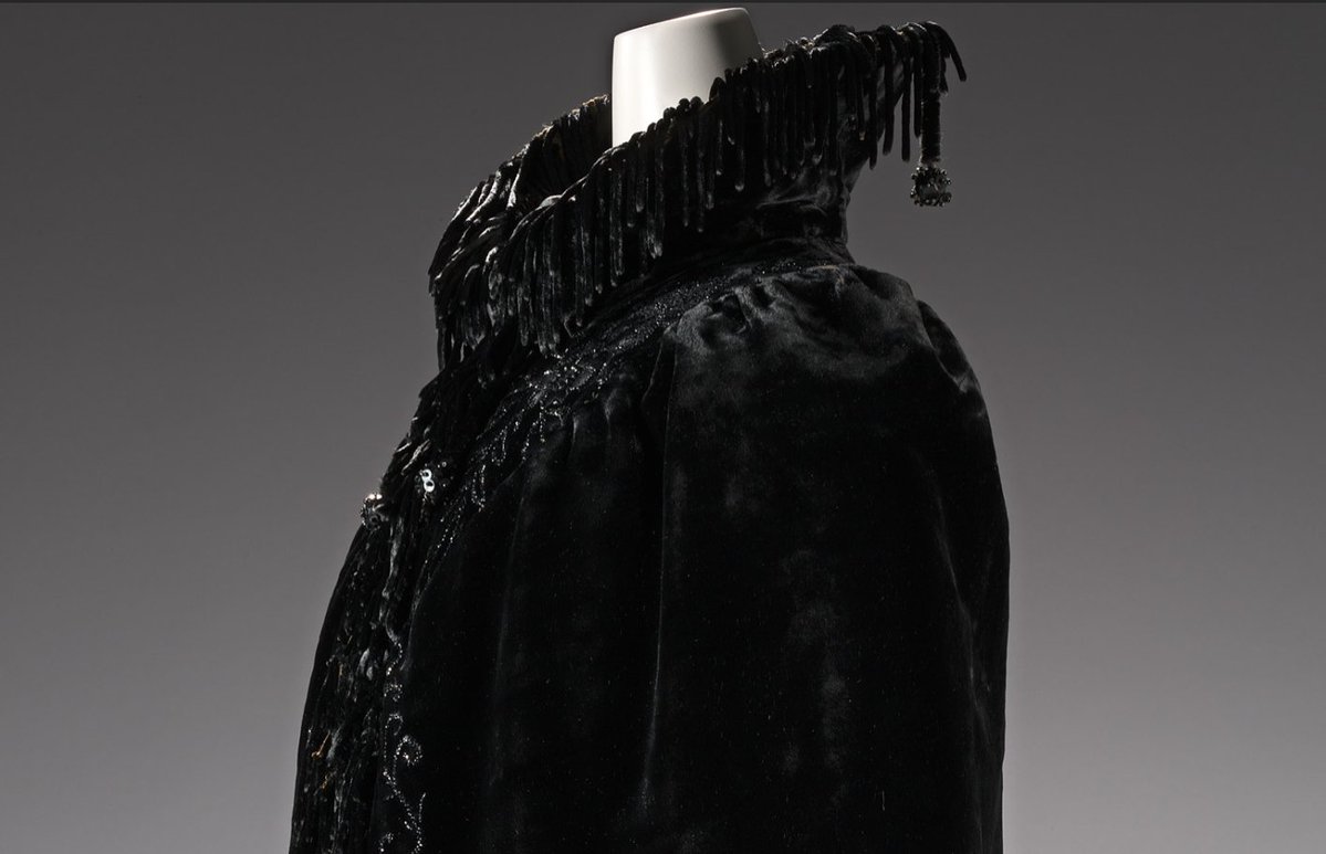 plummie9's tweet photo. Australia

Mantle, c. 1893

Corded silk mantle, decorated overall with jet beads in an ornate pattern. The mantle  is edged with strands of bead tassels and a deep flounce of black lace.  @NGVMelbourne 
#FashionHistory https://t.co/oFAxonYRVL