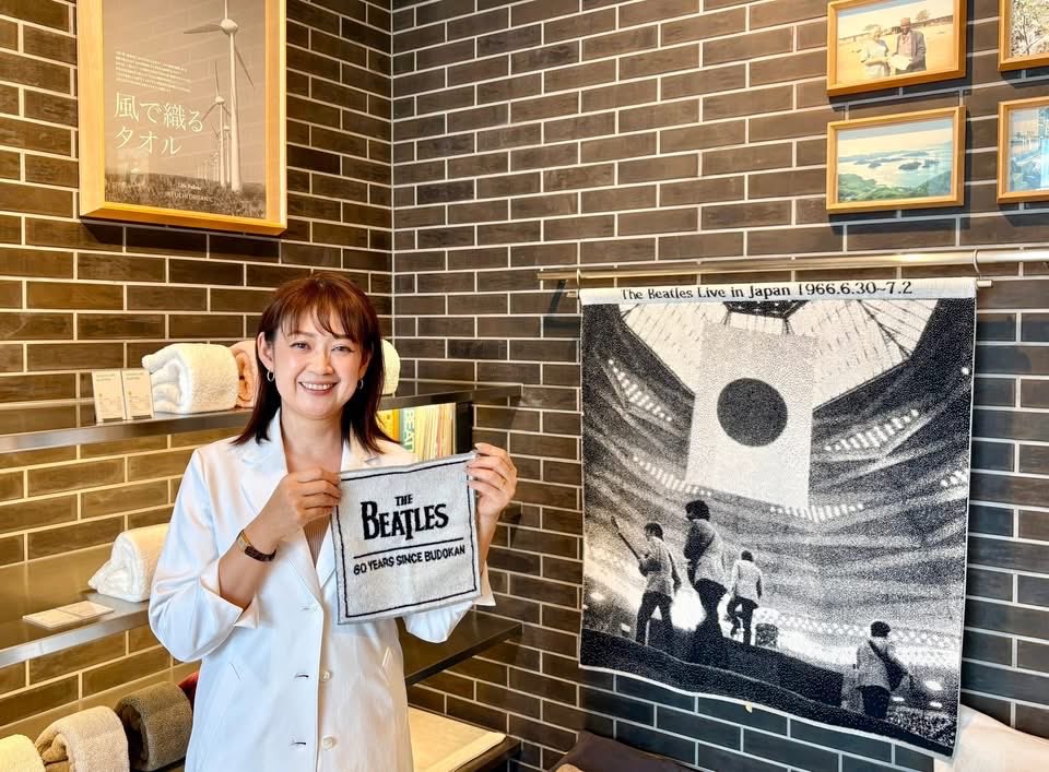 IKEUCHIORGANIC's tweet photo. 【TheBeatles来日60周年！】

TheBeatles ×IKEUCHI ORGANIC

Beatlesの来日60周年記念限定コラボアイテムとして、モノクロームのタオルハンカチとタオルマフラーをお作りしました✨

Beatlesファンの方はもちろん！
音楽🎶🎼好きの方への贈り物🎁として
父の日ギフトにもぜひどうぞ！

KYOTO STORE https://t.co/CIsbfB5Ucz
