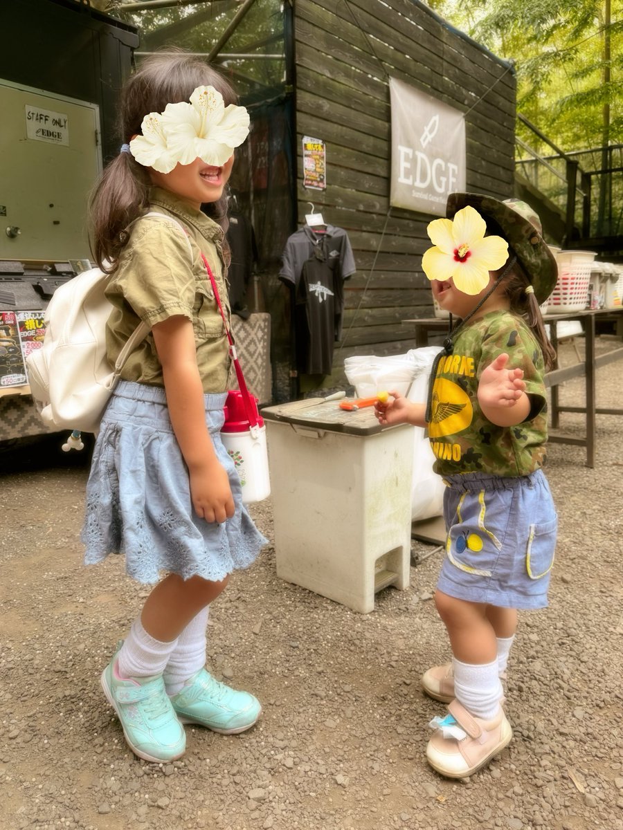 miridoru's tweet photo. 皆さんに美味しいものをたくさんいただき、楽しんでいた娘たち。午後イチで帰るつもりが結局閉会式まで居たという…（お邪魔しました🙇‍♀️）
一緒に虫探してくれたYU-さんにめちゃ懐き、アンブレラニキさんにビブラスラップやフレキサストーンを教えてもらい、帰りは大満足の顔で寝ておりました🚗💤 https://t.co/TRYXy98cEa