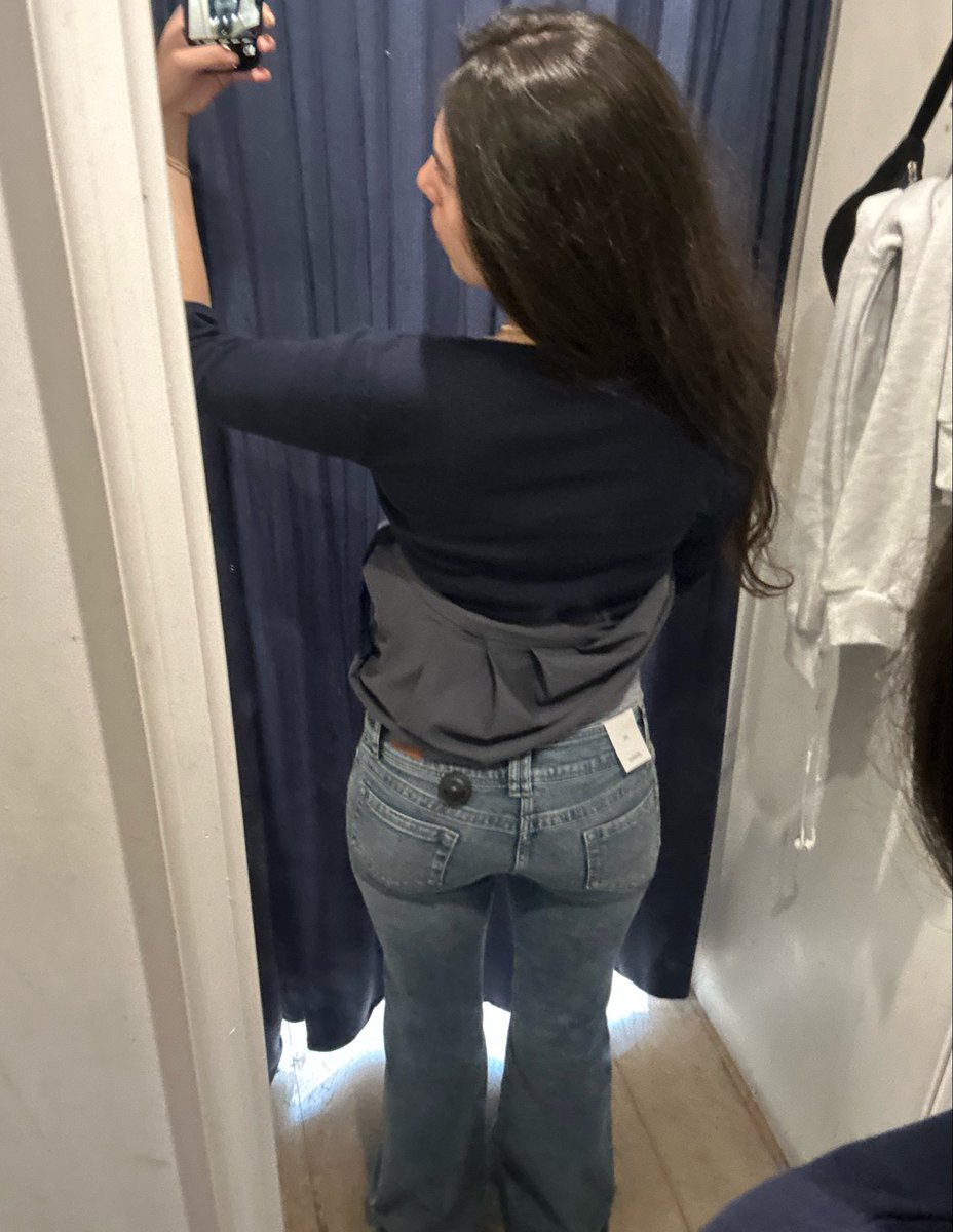LatinaMistr3ss's tweet photo. You fall asleep thinking about me sitting on your face 😈🍑

Findom feet tan gold soles mommy sissy cbt sph live drain cuck leather leggings latex thicc Latina curvy belly piercing femboy catsuit pvc https://t.co/OuaZqqhAP8