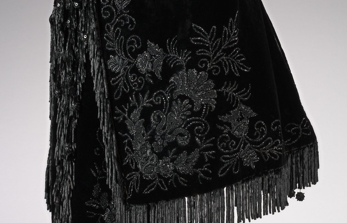 plummie9's tweet photo. Australia

Mantle, c. 1893

Corded silk mantle, decorated overall with jet beads in an ornate pattern. The mantle  is edged with strands of bead tassels and a deep flounce of black lace.  @NGVMelbourne 
#FashionHistory https://t.co/oFAxonYRVL